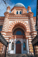 Fototapeta na wymiar St. Petersburg, Russia - March 14, 2020 - view of the beautiful facade and the entrance to the synagogue against the blue sky
