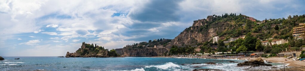 Fototapeta na wymiar Wunderschönes Panorama der malerischen Badebucht rund um die Insel Isola Bella vor Sizilien