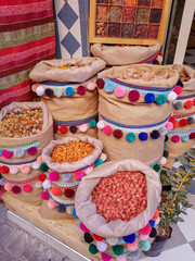 Bunte getrocknete Früchte in traditionellen Säcken, Marrakesch