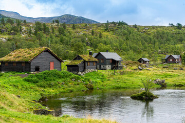 Urlaub in Süd-Norwegen: kleiner Bauernhof / Siedlung am Fluss in der Nähe von Gaularfjellet