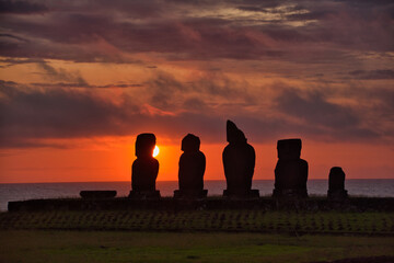 Moai de la isla de pascua (Rapa Nui)