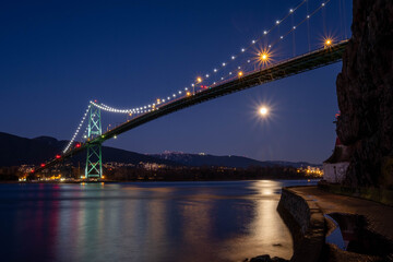 Fototapeta premium Lions gate bridge at night
