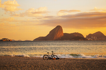 Bicicleta na praia de Icaraí em Niterói com vista para o Pão-de-açúcar no Rio de Janeiro 