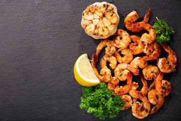 grilled shrimps with lemon and parsley, top view