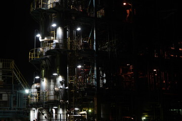 夜の工場　煙突　ライトアップ　工場群　コンビナート　工場夜景
