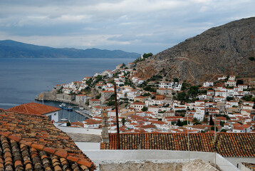 Marina i okolice na greckiej wyspie Idra w październiku. - obrazy, fototapety, plakaty