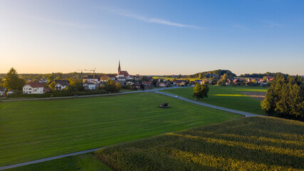 Fototapeta na wymiar Bayrisches Dorf im Voralpenland zu Sonnenuntergang