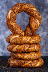 Naklejka premium Bagel with sesame on black background 