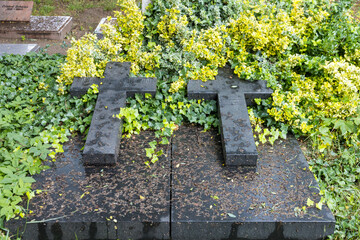 Grabplatte mit zwei Kreuzen