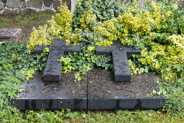 Eine Grabplatte mit zwei Kreuzen