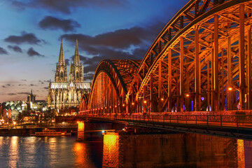 Obraz premium Kölner Dom and Hohenzollern Bridge, Cologne, Germany