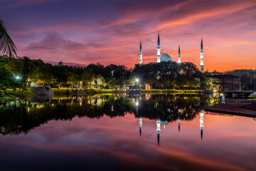 Fototapeta na wymiar Majestic sunrise view of Sultan Salahuddin Abdul Aziz Shah mosque, known as Shah Alam mosque.