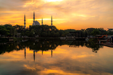Fototapeta na wymiar Majestic sunrise view of Sultan Salahuddin Abdul Aziz Shah mosque, known as Shah Alam mosque.
