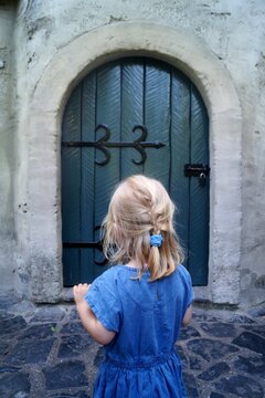 M&auml;dchen vor Schlosstor M&auml;rchenwald