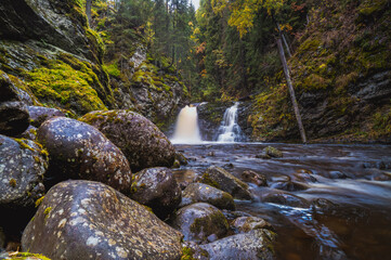 Mały wodospad zwany Bråstadfossen(Brastadfossen), niedaleko miejscowości Gjovik w Norwegii  © Dreamnordno