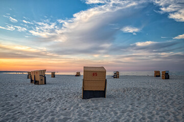 Strandk&ouml;rbe im Sonnenuntergang