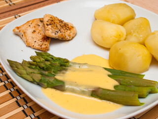 Green asparagus with hollandaise sauce