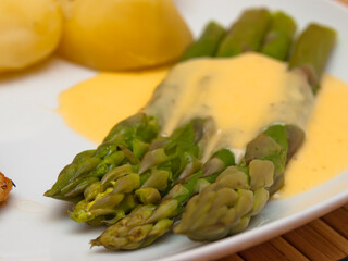 Green asparagus with hollandaise sauce and potatoes