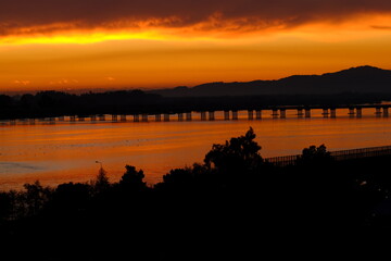 puesta de sol en puente