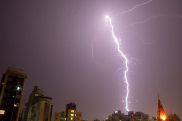 Raio cortando o céu na cidade de Florianópolis