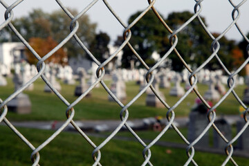 une clôture devant un cimetière