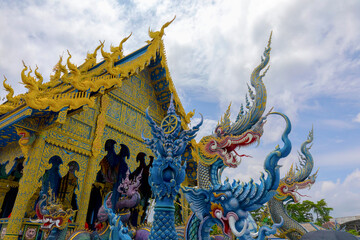 Fototapeta na wymiar チェンライの青い寺ワット・ロンスアテン