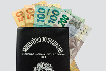 Obraz premium new note of two hundred Brazilian reais with some parts in focus and a blurred part on top of the flag of Brazil