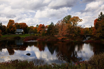 Obraz premium Autumn in the small town of Queensborough in Ontario, Canada.