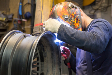 Welding a wheel rim from an aluminum car