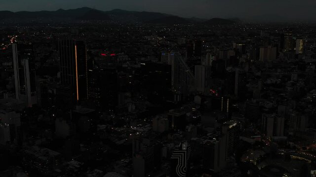 Vista a&eacute;rea del skyline del Paseo de la Reforma y la zona habitacional en la Colonia Ju&aacute;rez durante la noche.