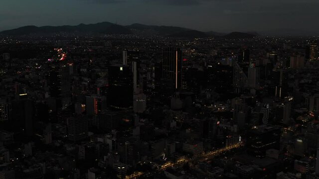 Espectacular vista a&eacute;rea panor&aacute;mica del skyline del Paseo de la Reforma durante la noche, el drone volando de forma lateral.