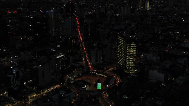 Vista a&eacute;rea del tr&aacute;fico nocturno en Av. Insurgentes a la altura de la Colonia Roma y con vista a la Glorieta de Insurgentes