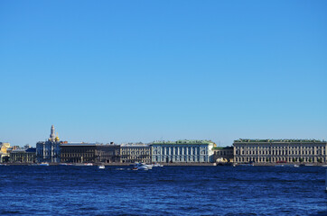 Fototapeta na wymiar St. Petersburg view of the Hermitage from the Neva River, clear blue sky, river tours on a boat