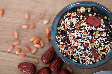 A bowl of messy eight-treasure porridge