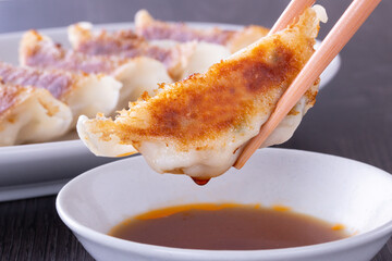 餃子を食べる