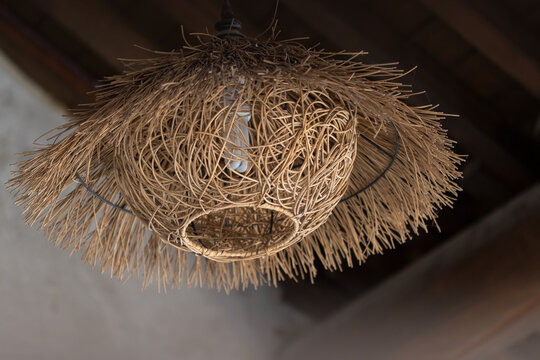Eine Deckenleuchte aus Stroh