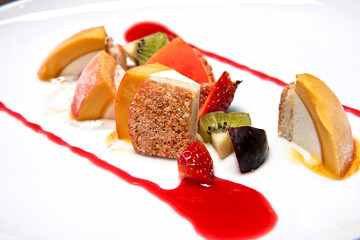 Postre de maracuyá y helado de coco, postre de frutas tropicales