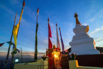 Fototapete Kangchendzönga Buddhistische Gebetsfahnen in Tonglu, Sandaphu, Sandaphu Trek im Winter. Tibetische Gebetsfahne oder Lung ta und Kangchenjunga Hochgebirge Westbengalen