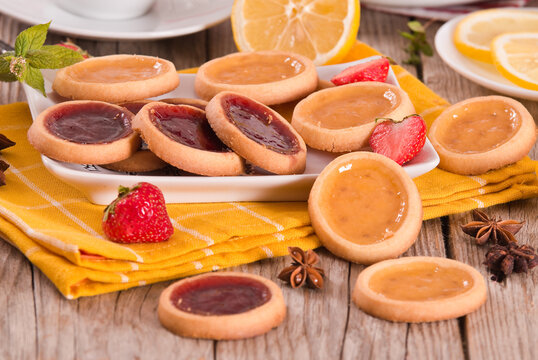 Lemon and straberry tartlets. 