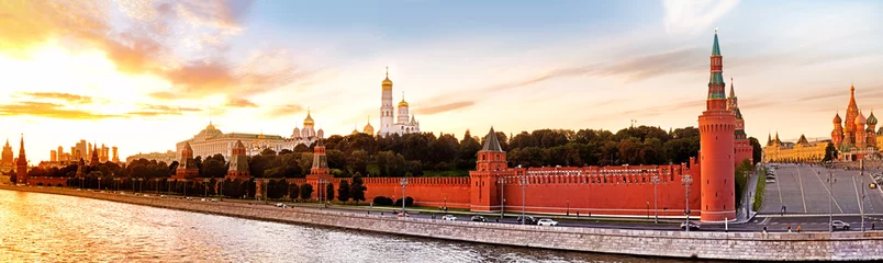Tuinposter Moskou Moskou kremlin landmark skyline panorama bij zonsondergang. Ultra breed panoramisch uitzicht vanaf de dijk van de rivier van Moskou tegen de wolkenkrabbers van de stad van Moskou op de achtergrond. Historisch stadslandschap van Moskou