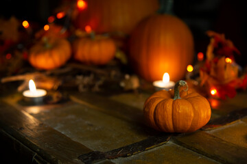 Calabazas velas halloween oscuro tenebroso asustadizo ciclos cosecha pagano samhain octubre 