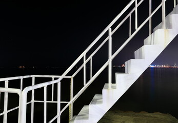하얀 계단이 보이는 밤 풍경