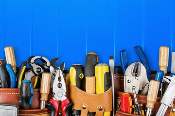 Tool belt with tools on wooden background - obrazy, fototapety, plakaty