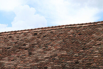Tejado de tejas planas y rojas. Tejado tradicional de una antigua casa de Sighisoara en Rumanía.