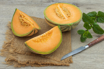 melon charentais coupé sur une table