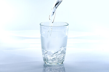 透明なガラスのコップに注がれる水