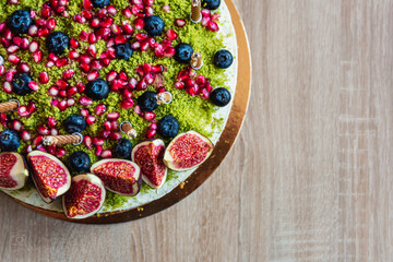 Cake with spinach moss nad fruit