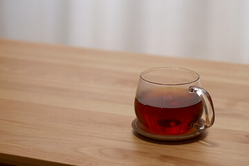 リビングで過ごす午後_紅茶とクッキーと観葉植物