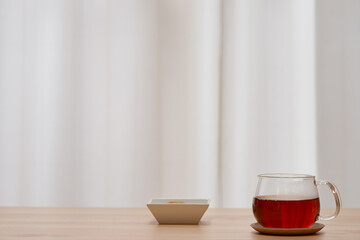 リビングで過ごす午後_紅茶とクッキーと観葉植物