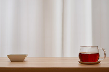 リビングで過ごす午後_紅茶とクッキーと観葉植物